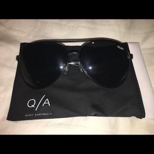 Quay Black Aviators